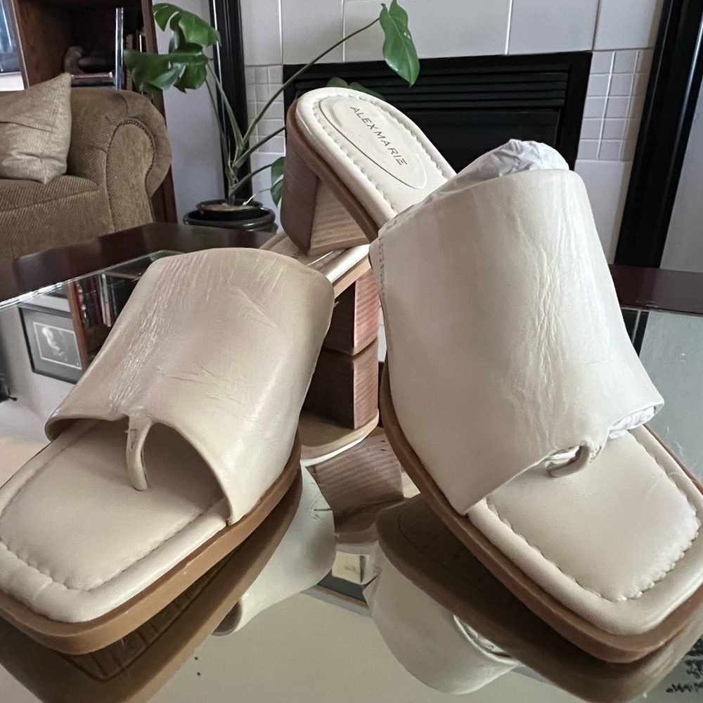 Alex Marie - Buttery leather ivory chunky thong heels - NWOB MSRP $120 Size 10W